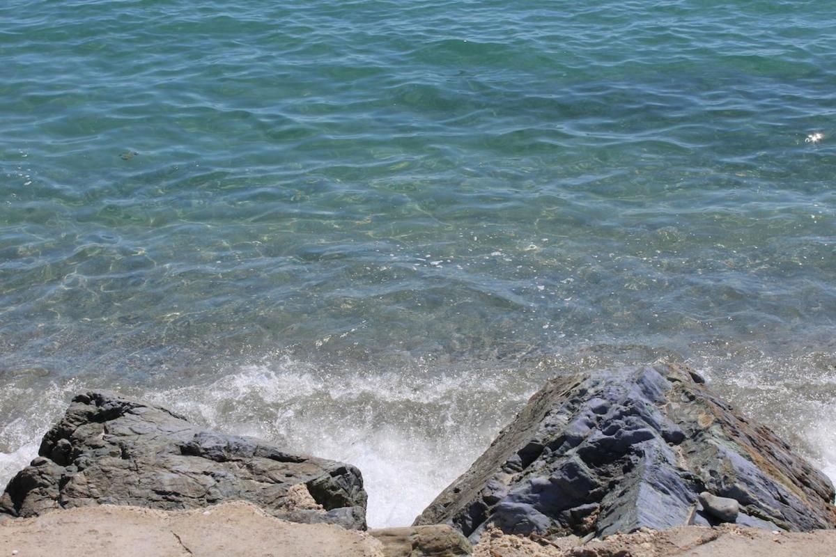 Bord de mer, pieds dans l'eau, vue panoramique Villa Сан-Николао Екстериор снимка