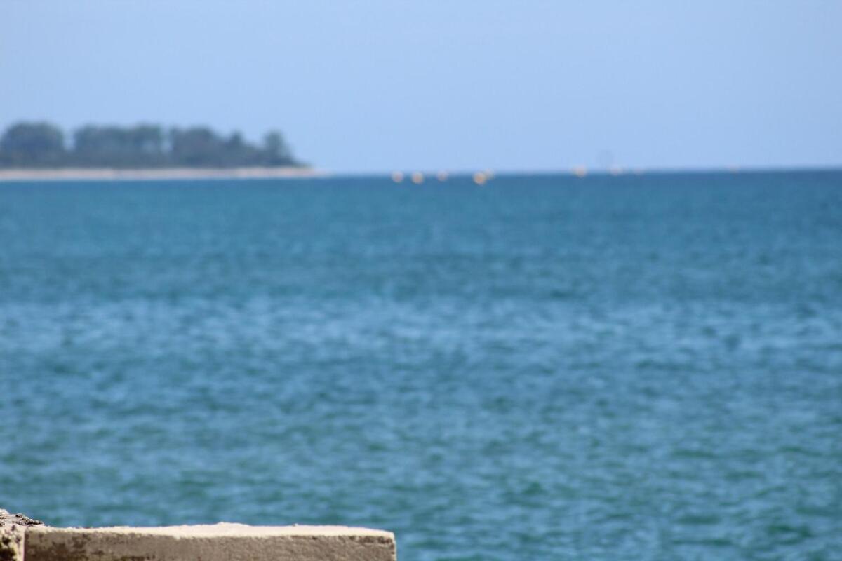 Bord de mer, pieds dans l'eau, vue panoramique Villa Сан-Николао Екстериор снимка