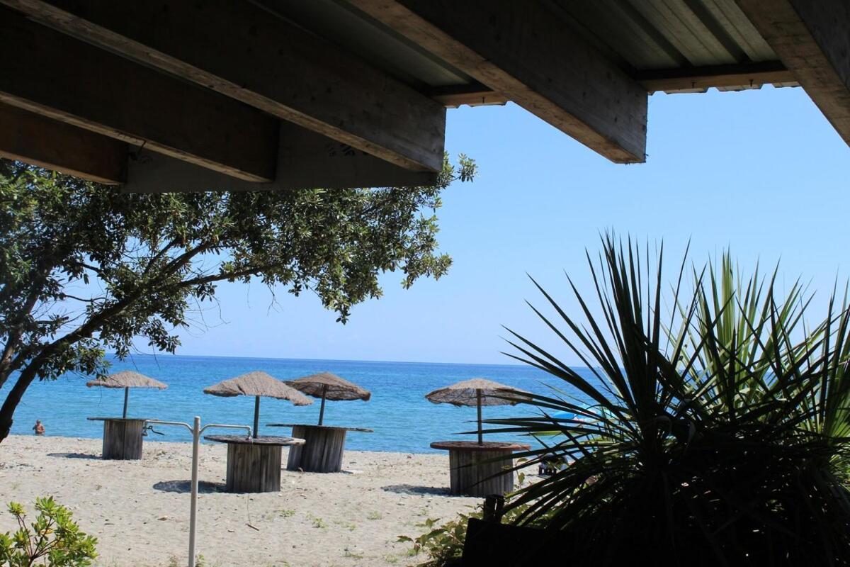 Bord de mer, pieds dans l'eau, vue panoramique Villa Сан-Николао Екстериор снимка