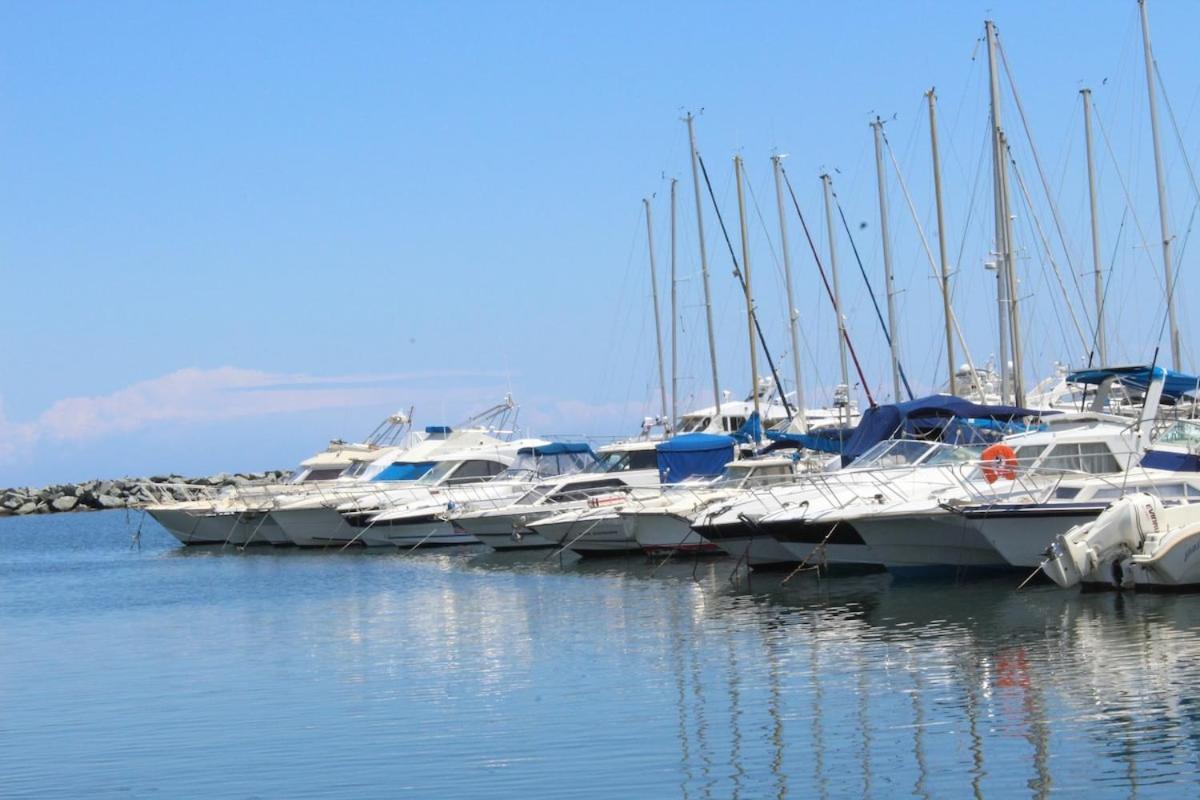 Bord de mer, pieds dans l'eau, vue panoramique Villa Сан-Николао Екстериор снимка