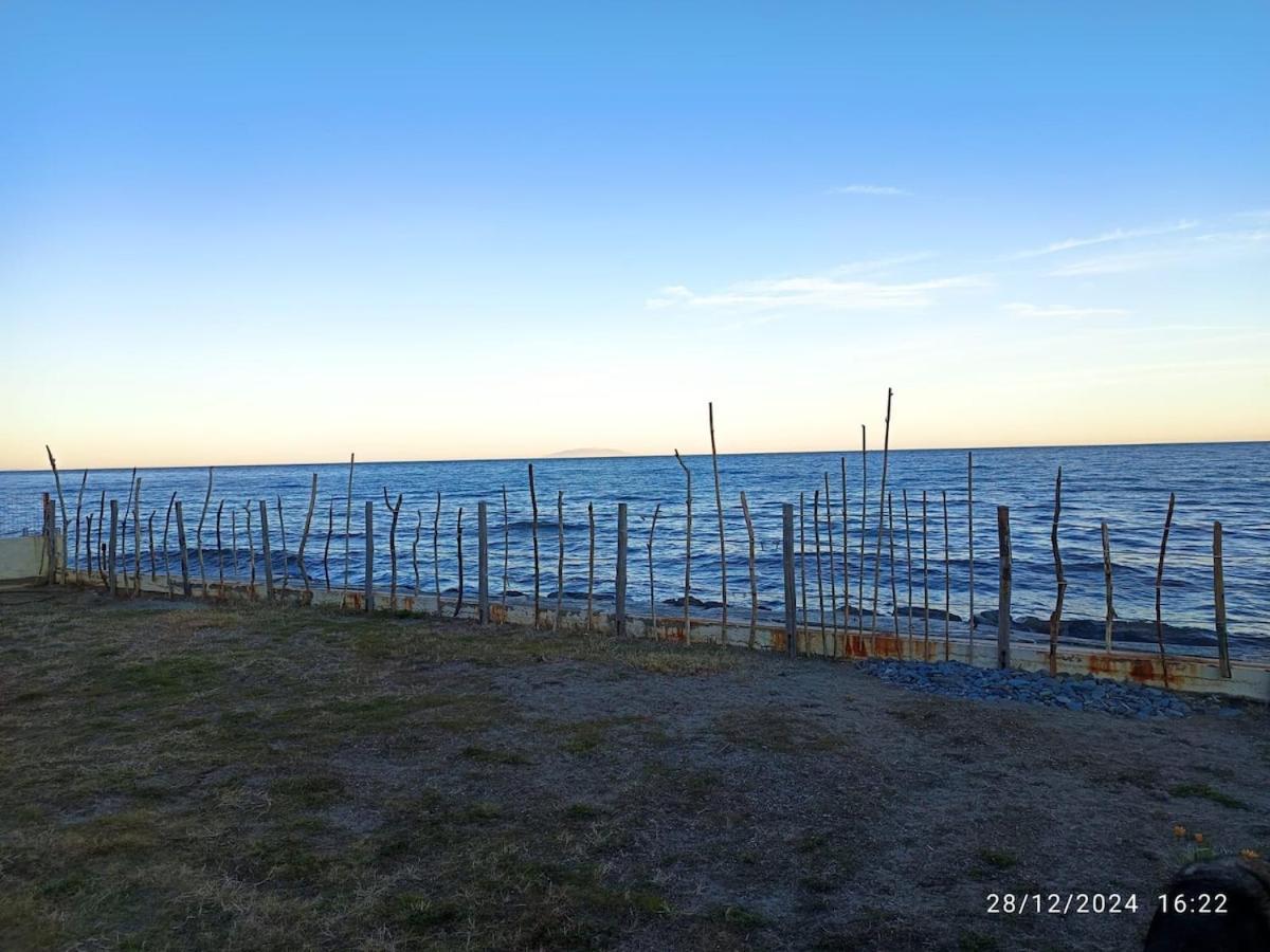 Bord de mer, pieds dans l'eau, vue panoramique Villa Сан-Николао Екстериор снимка